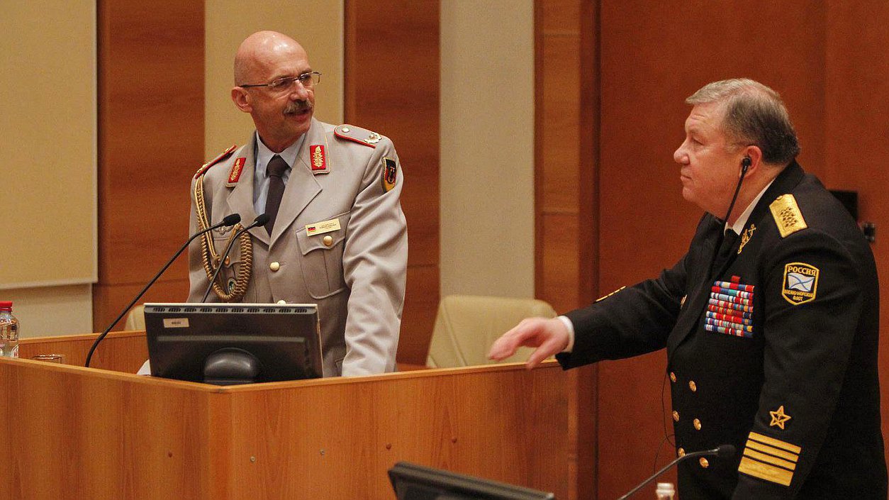  Встреча с аккредитованными в Москве военными атташе. Райнер Швальб и Владимир Комоедов.