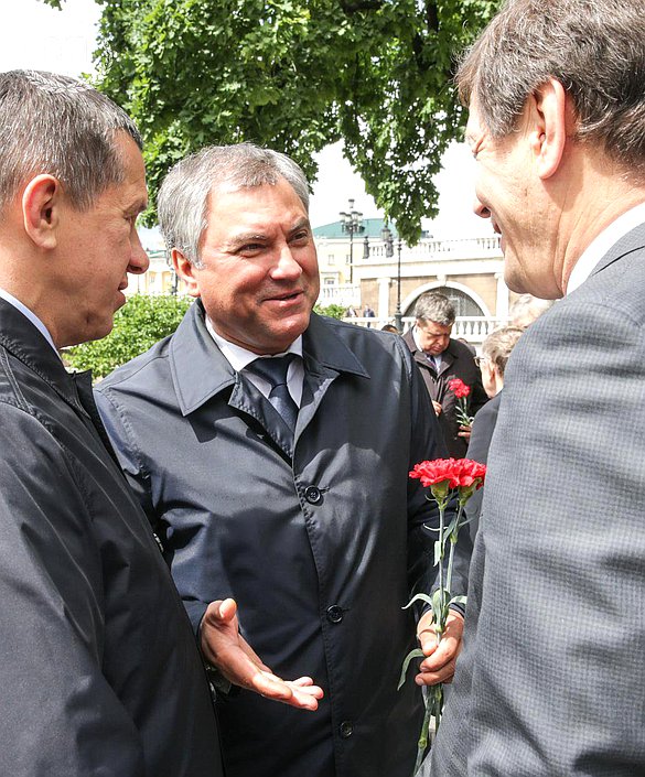 Председатель Государственной Думы Вячеслав Володин и первый заместитель Председателя Государственной Думы Александр Жуков перед началом церемонии возложения цветов к Могиле Неизвестного Солдата в День памяти и скорби в 76-ю годовщину начала Великой Отечественной войны. Автор фото: Анна Исакова/Фотослужба Государственной Думы.