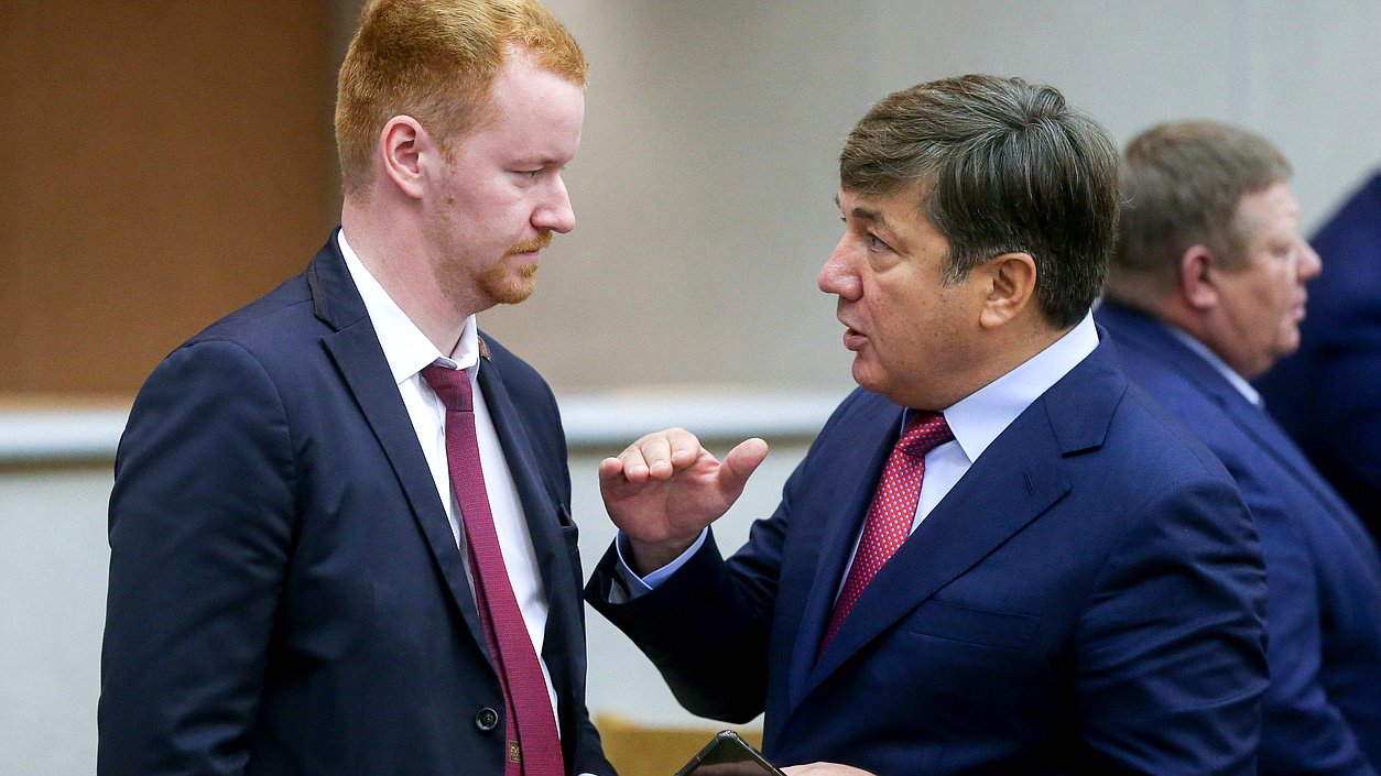 Член Комитета по федеративному устройству и вопросам местного самоуправления Денис Парфенов и Первый заместитель Председателя Комитета по контролю и Регламенту Ризван Курбанов