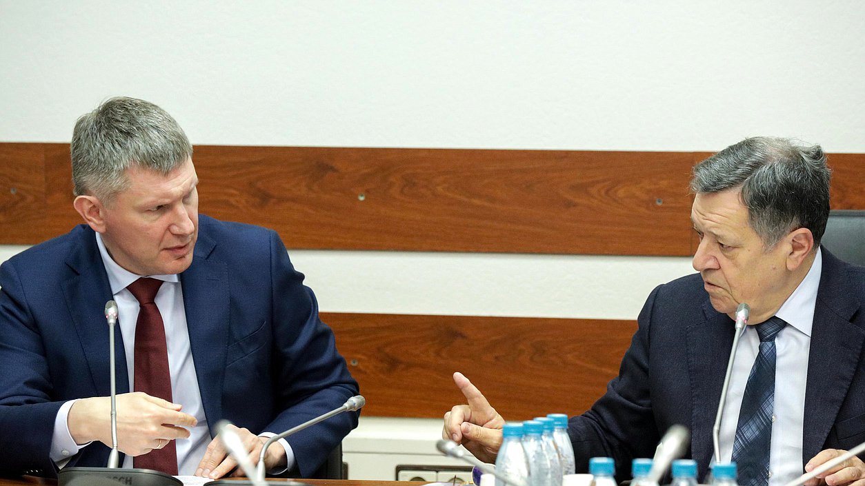 Министр экономического развития РФ Максим Решетников и Председатель Комитета по бюджету и налогам Андрей Макаров