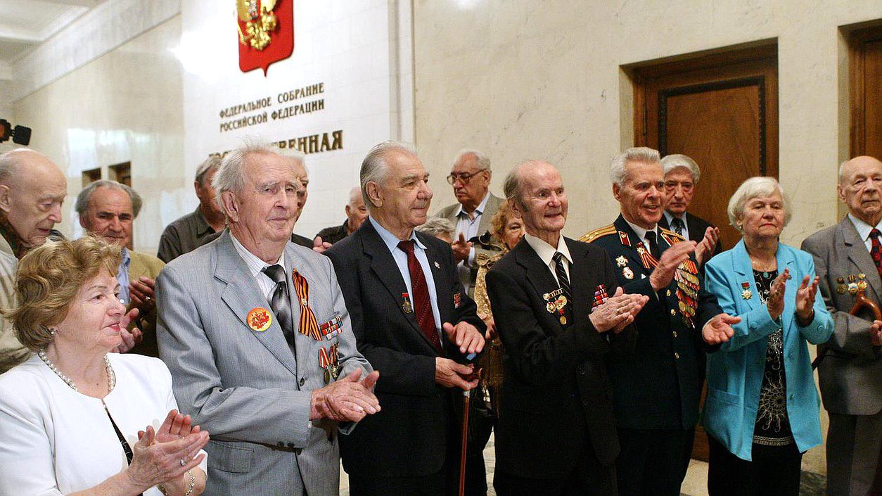    Ветераны Минэкономразвития России возложили цветы к мемориалу, увековечившему память работников планово-экономических органов, погибших в годы Великой Отечественной войны.