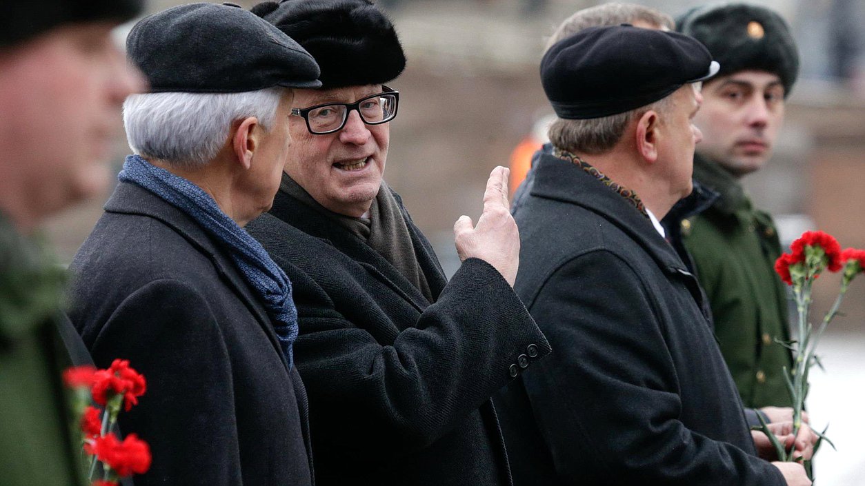 Церемония возложения венка к Могиле неизвестного солдата в День защитников Отечества.