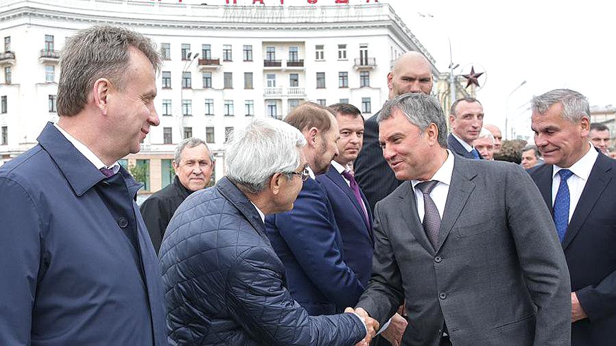 Председатель Государственной Думы Вячеслав Володин во время церемонии возложения венка к монументу Победы в г. Минск