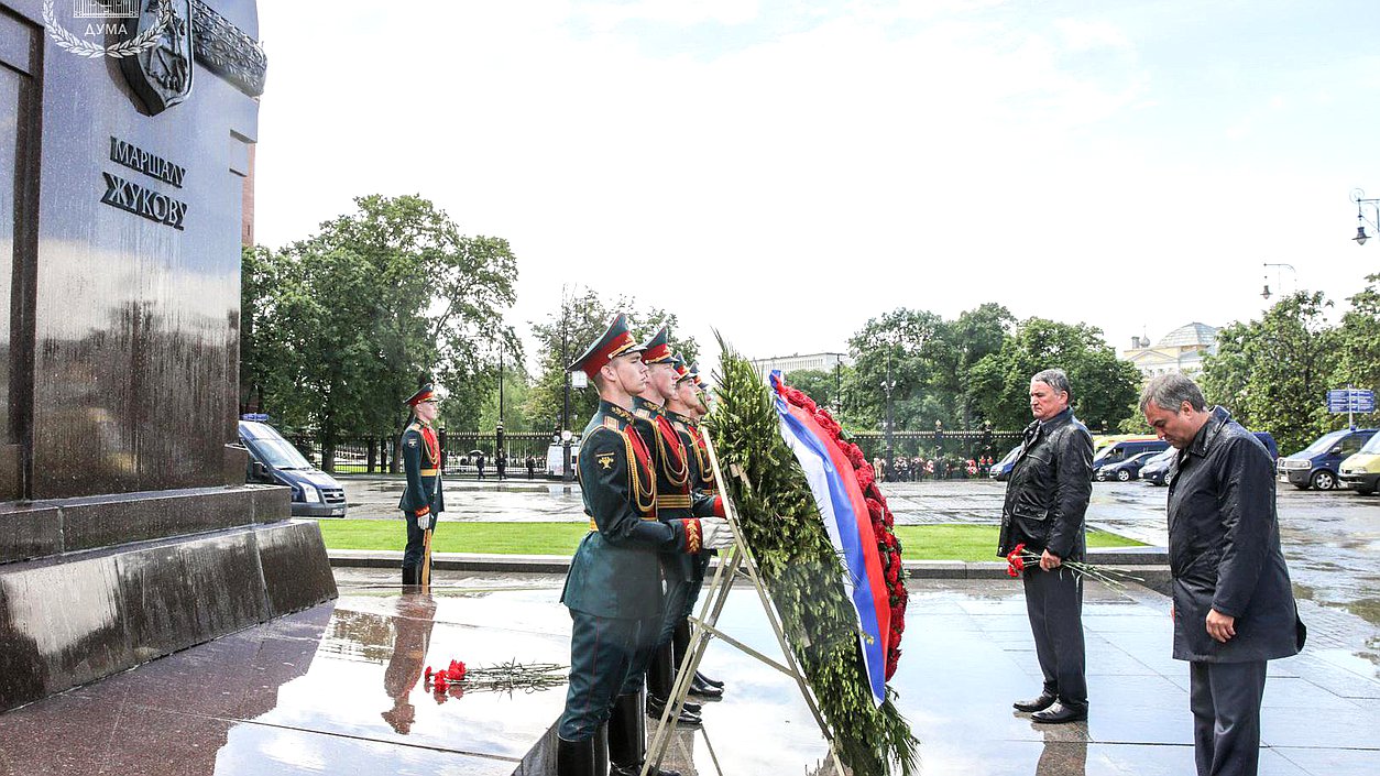 Председатель Государственной Думы Вячеслав Володин во время церемонии возложения венка к памятнику маршалу Г.Жукову в День памяти и скорби в 76-ю годовщину начала Великой Отечественной войны. Автор фото: Анна Исакова/Фотослужба Государственной Думы.