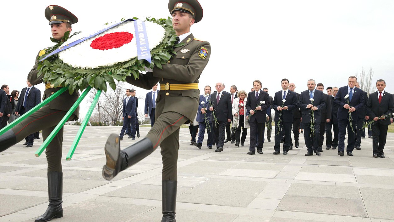 Рабочий визит Председателя Государственной Думы Федерального Собрания Российской Федерации С.Е.Нарышкина в Республику Армения (г.Ереван). Церемония возложения венка от Совета Парламентской Ассамблеи ОДКБ к Мемориалу жертвам Геноцида армян «Цицернакаберд».