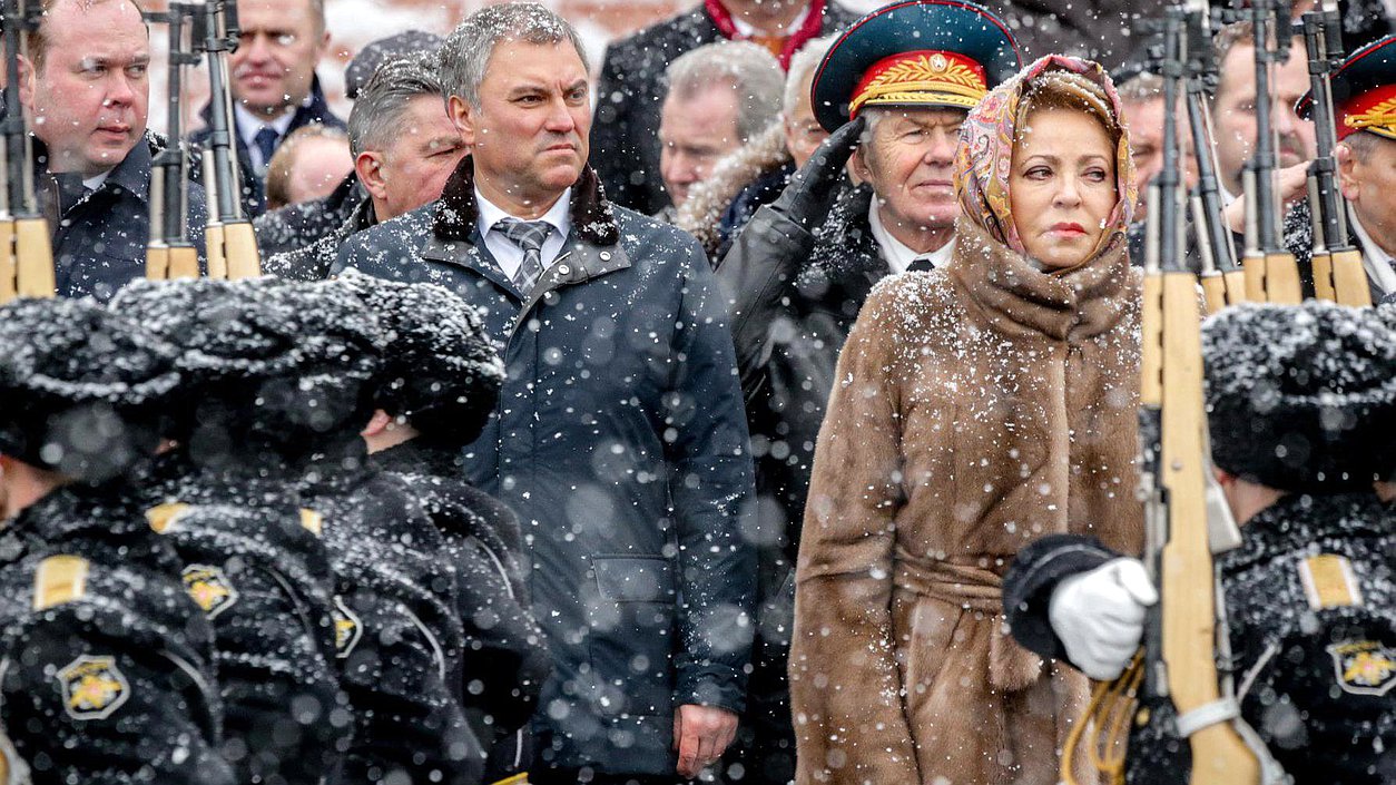 Председатель Государственной Думы Вячеслав Володин и Председатель Совета Федерации Федерального Собрания Российской Федерации Валентина Матвиенко во время церемонии возложения венка к Могиле Неизвестного Солдата в День защитника Отечества. Фото: Анна Исакова/Фотослужба Государственной Думы.