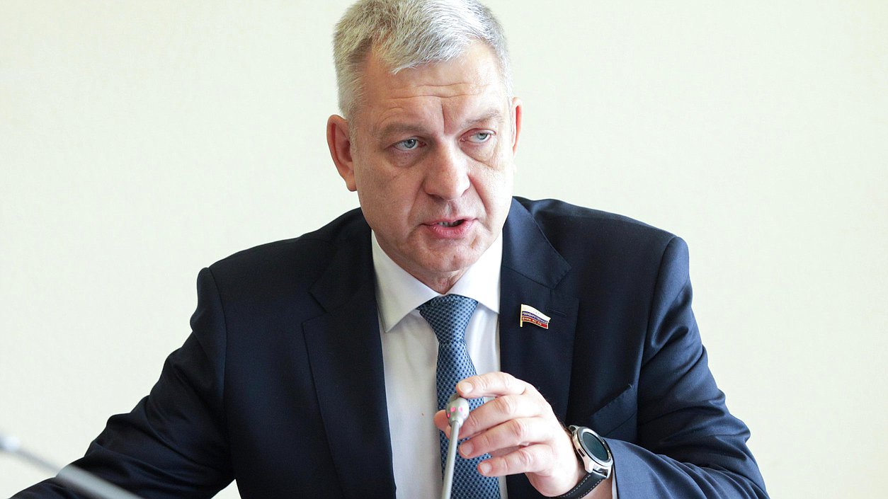 Председатель Комитета по делам национальностей Владимир Иванов