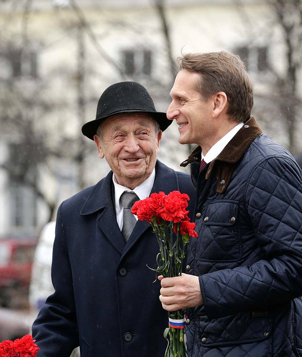 Рабочая поездка Председателя Государственной Думы Федерального Собрания Российской Федерации С.Е. Нарышкина в Северо-Западный федеральный округ. Возложение цветов к стеле "Город воинской славы".