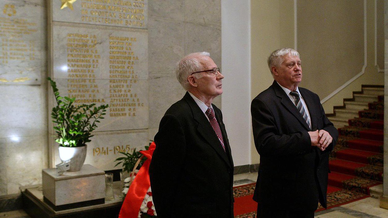    Ветераны Минэкономразвития России возложили цветы к мемориалу, увековечившему память работников планово-экономических органов, погибших в годы Великой Отечественной войны.