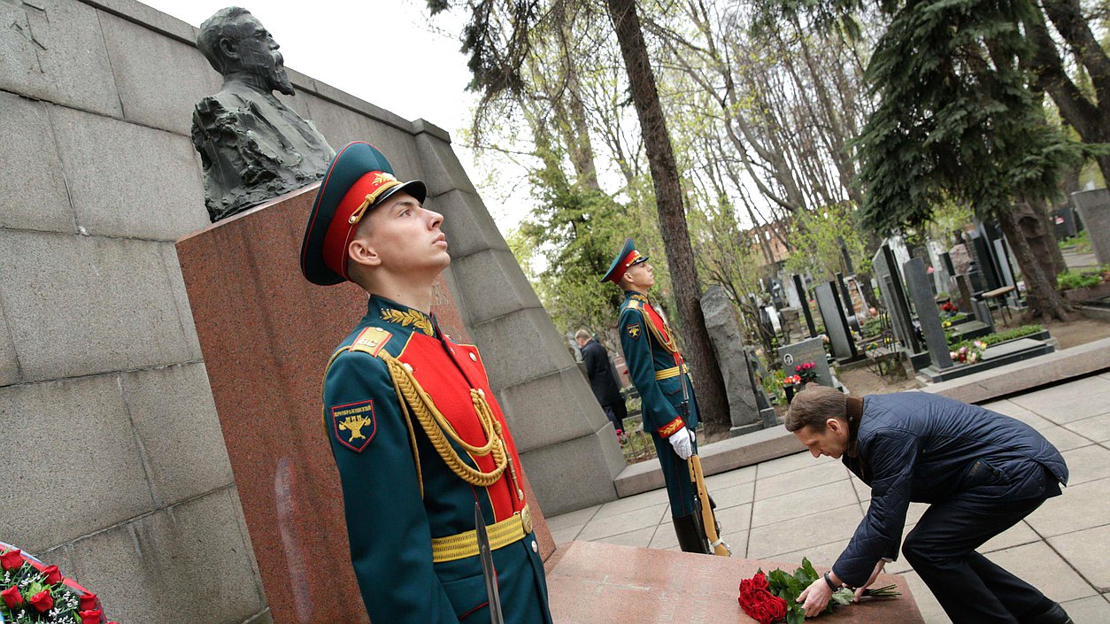Участие Председателя Государственной Думы С.Е.Нарышкина в церемонии перезахоронения праха великого князя Николая Николаевича (младшего) и его супруги великой княгини Анастасии Николаевны. Донской монастырь.Возложение цветов к могиле С.А.Муромцева (Первого Председателя Государственной Думы 1905г.)