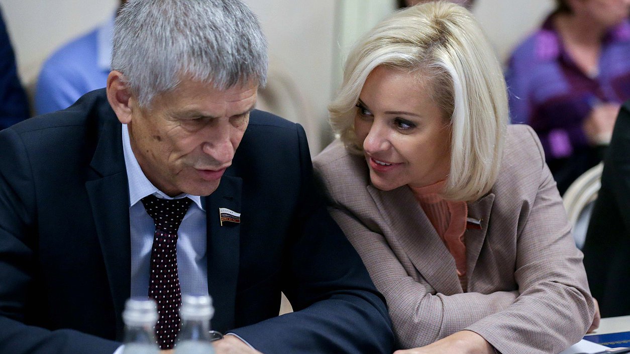 Первый заместитель Председателя Комитета по культуре Ольга Казакова и заместитель Председателя Комитета по аграрным вопросам Алексей Лавриненко