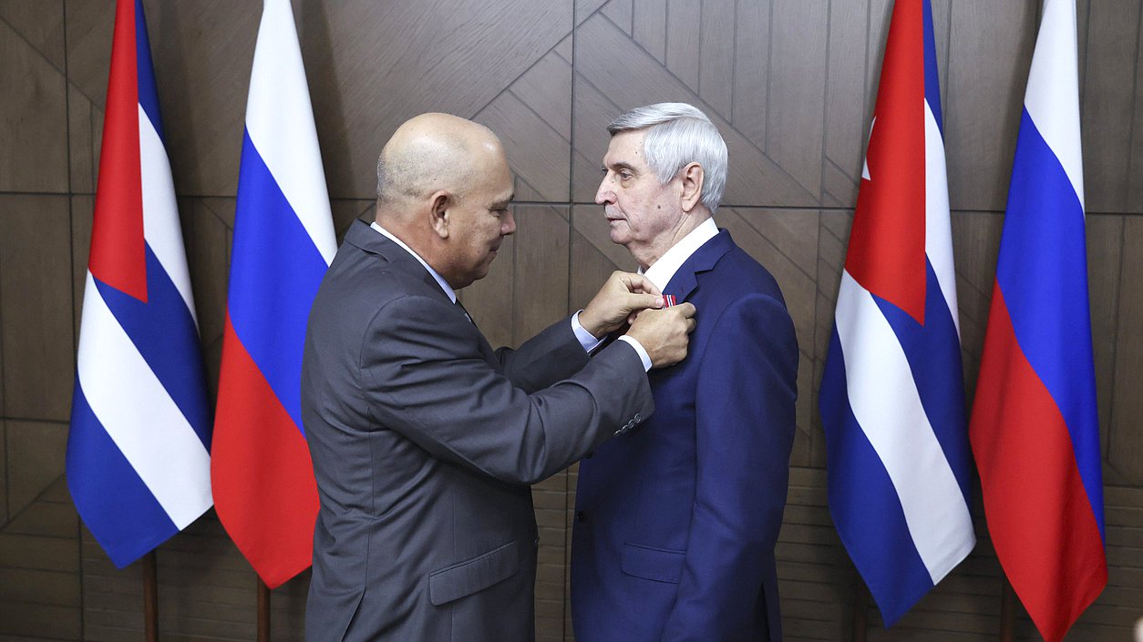 Член Политбюро, Секретарь Центрального Комитета Коммунистической партии Республики Куба по организационным вопросам, депутат Национальной ассамблеи народной власти Республики Куба Роберто Томас Моралес Охеда и Первый заместитель Председателя Государственной Думы Иван Мельников