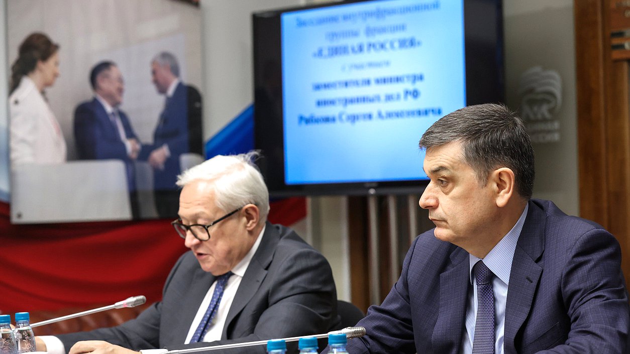Заместитель руководителя фракции «Единая Россия» Адальби Шхагошев и заместитель Министра иностранных дел РФ Сергей Рябков