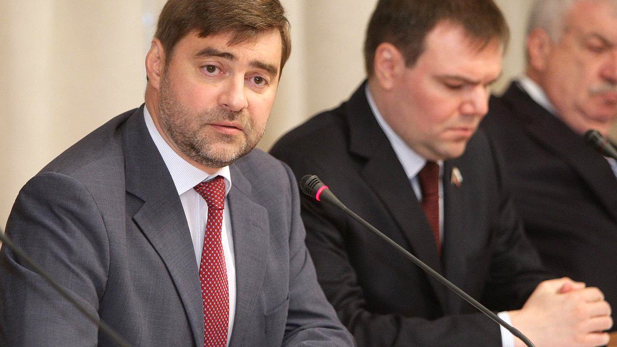   Расширенное заседание Комитета Государственной Думы по информационной политике, информационным технологиям и связи на тему "Работа журналистов в горячих точках: обеспечение безопасности и социальной защищённости". Сергей Железняк, Леонид Левин, Михаил Гусман.