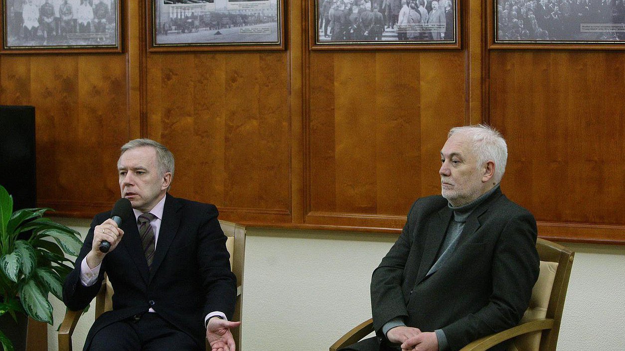 Заседание медиа клуба Государственной Думы.  Гостем клуба стал Рустам Арифджанов.