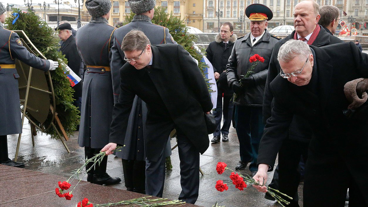 Возложение цветов к могиле неизвестного солдата у кремлёвской стены.