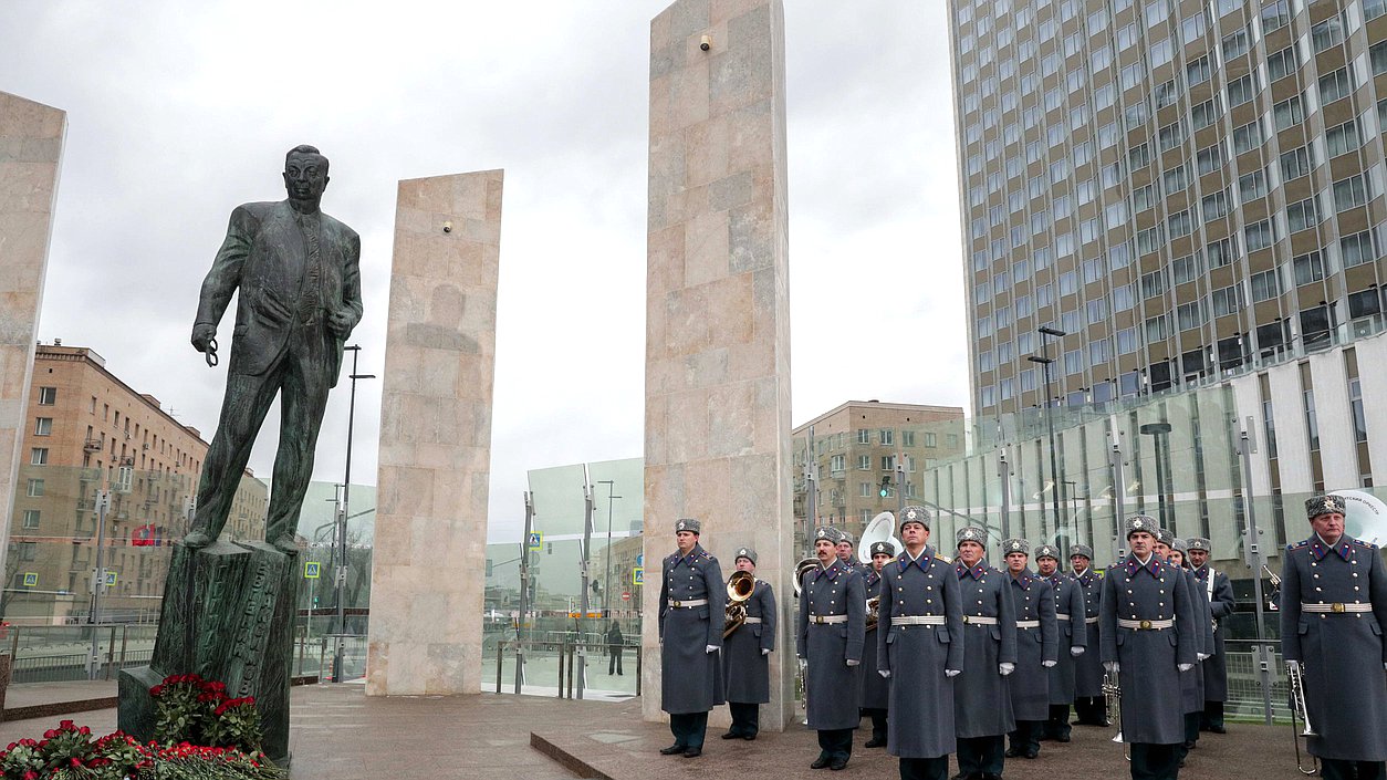 Открытие памятника Евгению Примакову в сквере напротив здания МИД РФ в Москве