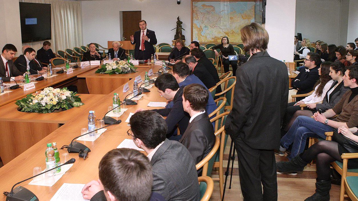 "Круглый стол" на тему "Роль ленинского комсомола в победе советского народа в Великой Отечественной войне".