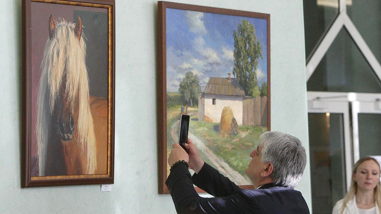 Открытие выставки картин "Донские просторы", члена Союза художников России, заслуженного деятеля искусств Карачаево-Черкесской Республики Олеси Майдибор.