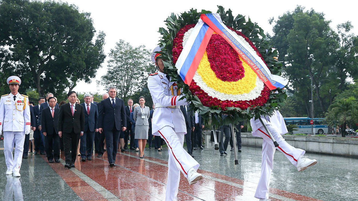 Wreath-laying ceremony at the Monument to the Fallen Heroes in Hanoi