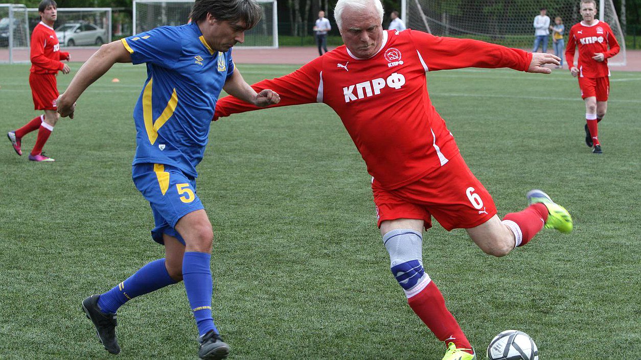  Ежегодный турнир по футболу между командами фракций Государственной Думы. Момент игры.