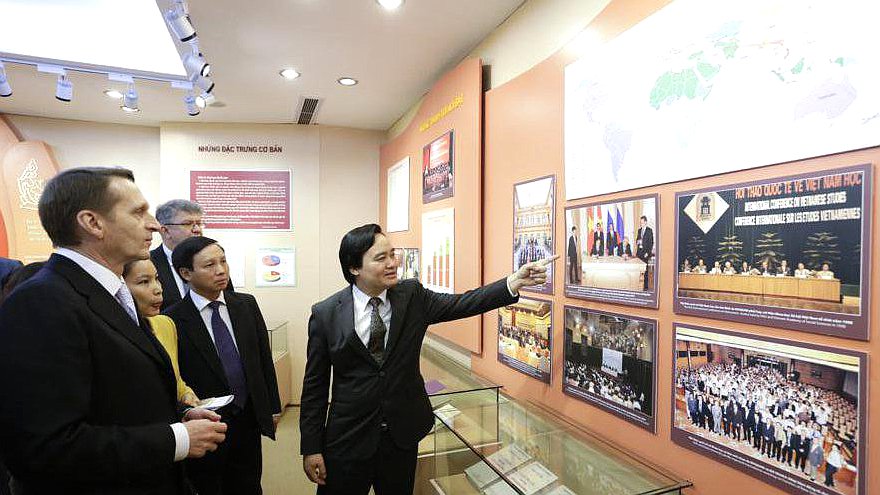 Встреча со студентами и преподавателями Вьетнамского национального университета.