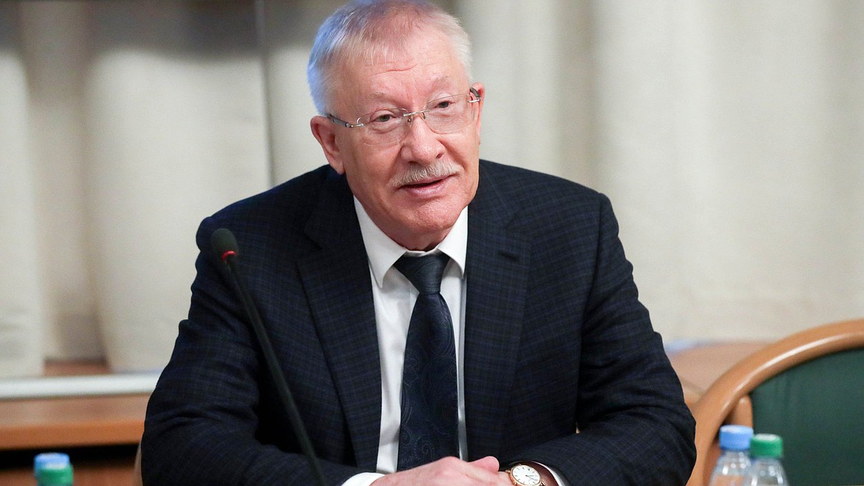 Председатель Комитета по контролю Олег Морозов