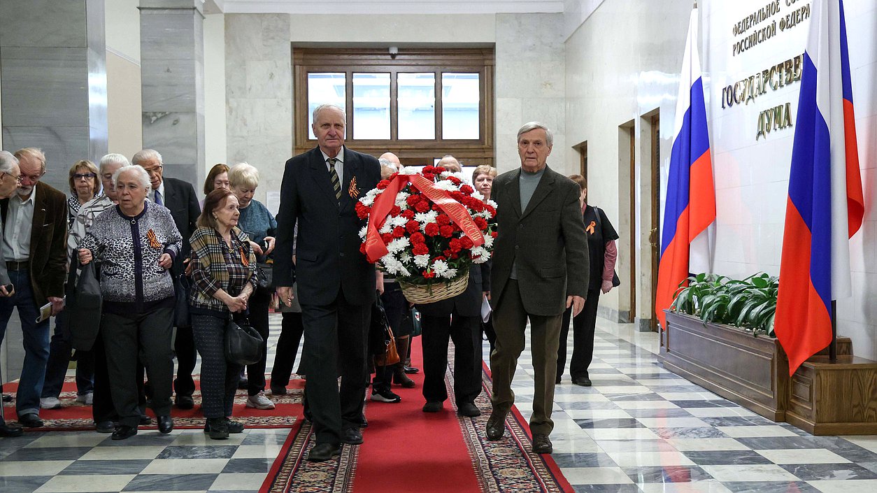 Возложение цветов ветеранами Минэкономразвития к памятной доске работников Госплана СССР