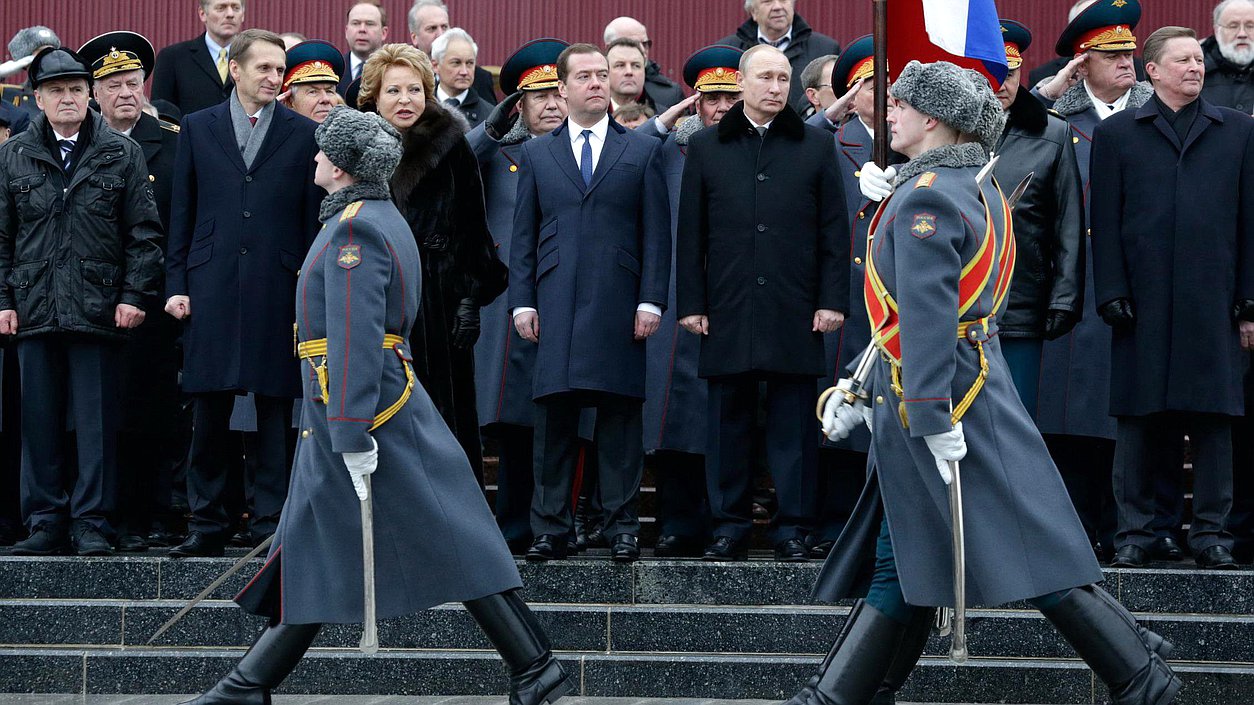 Церемония возложения венка к Могиле неизвестного солдата в День защитников Отечества.