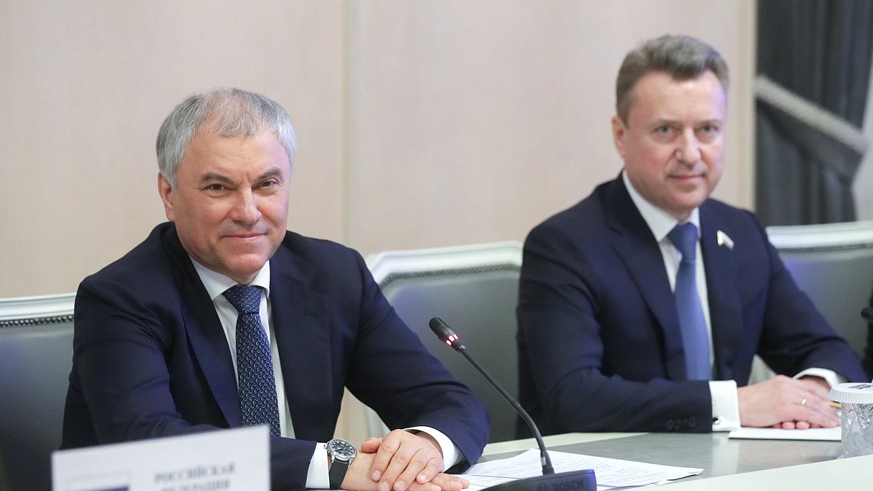 Vyacheslav Volodin, jefe de la Duma Estatal, y Anatoly Vyborny, vicejefe del Comité de Seguridad y Anticorrupción