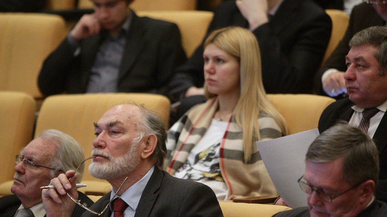  "Круглый стол" при Комитете по энергетике по теме: "Воспроизводство минерально-сырьевой базы, включающее поиски и разведку новых месторождений нефтяных и газовых ископаемых для нужд народного хозяйства".