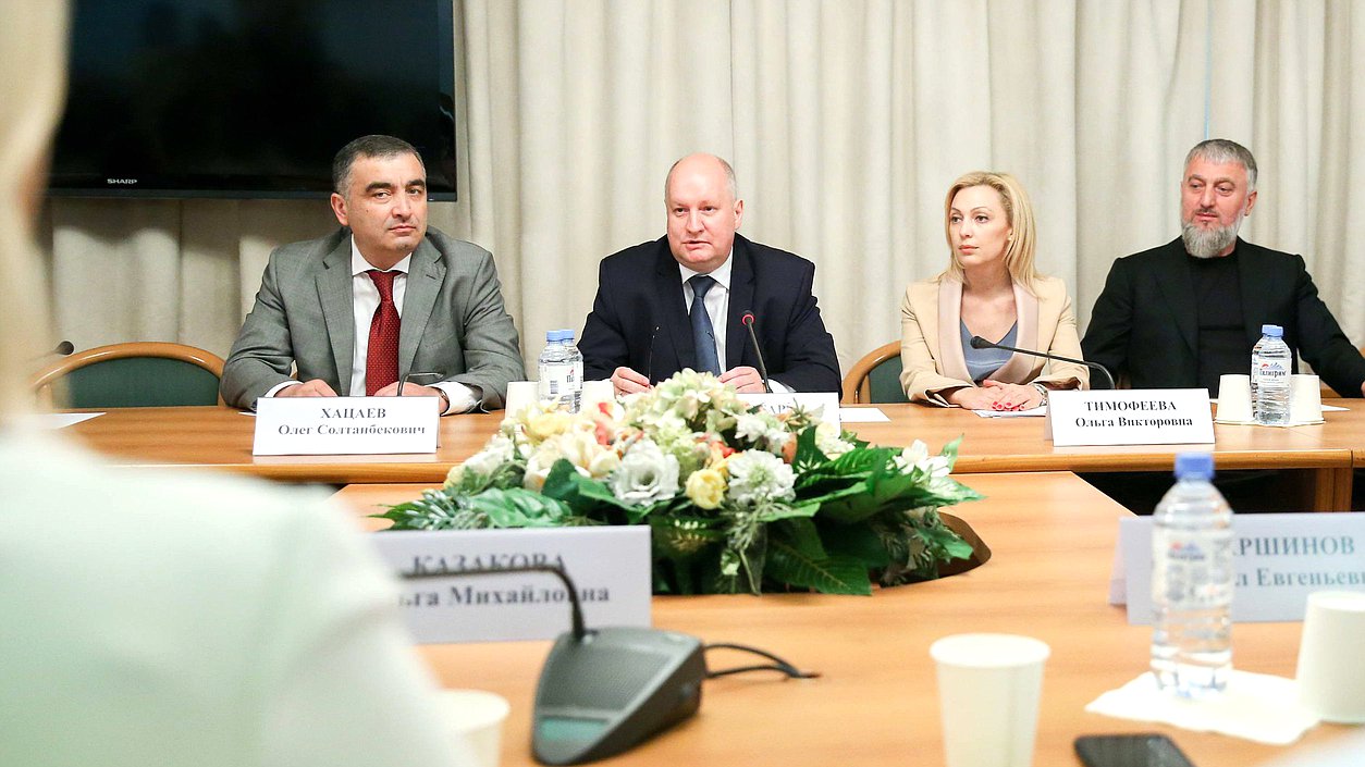Министр РФ по делам Северного Кавказа Сергей Чеботарев, заместитель Председателя Государственной Думы Ольга Тимофеева, заместитель Министра РФ по делам Северного Кавказа Олег Хацаев и член Комитета по безопасности и противодействию коррупции Адам Делимханов