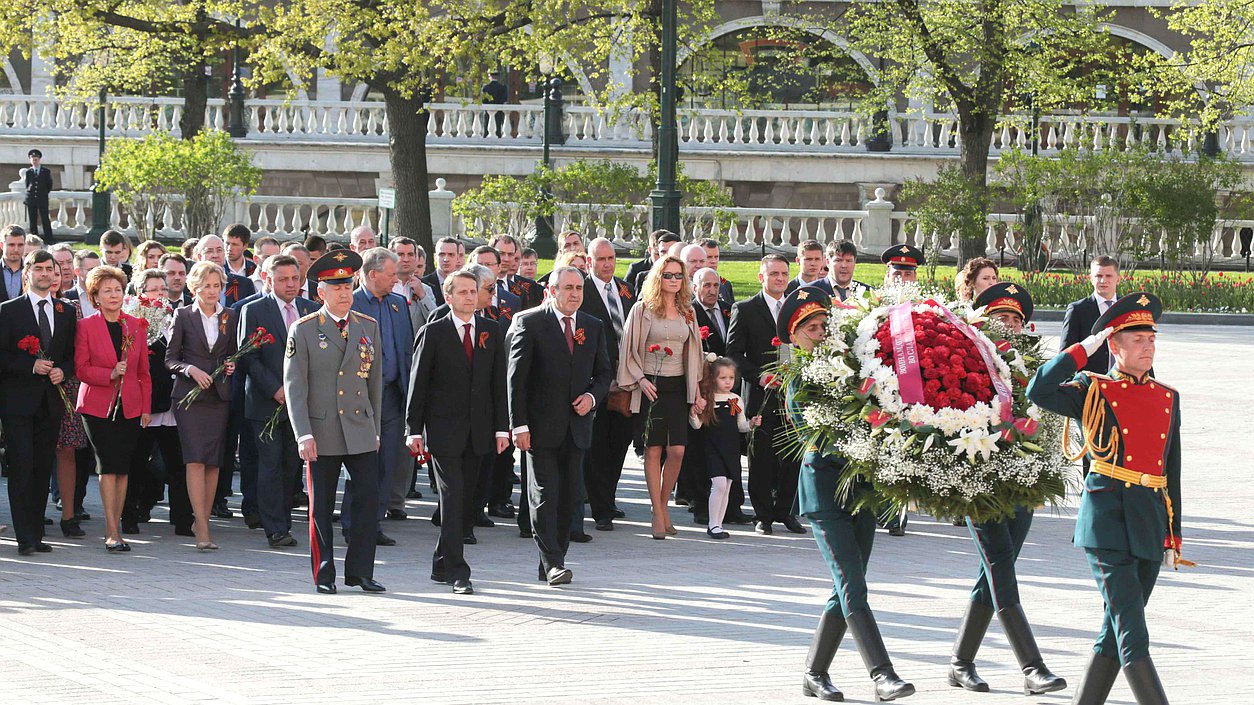 Церемония возложения венков к Могиле Неизвестного солдата у Кремлевской стены и памятнику Г.К.Жукову.