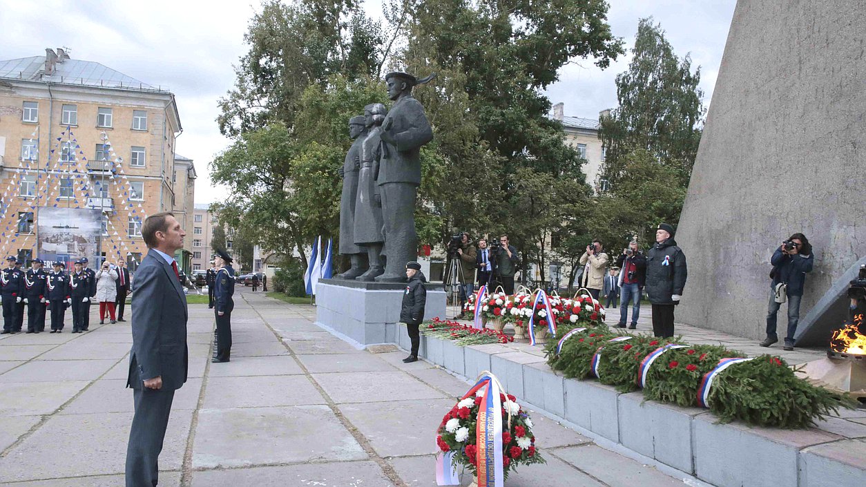  Возложение корзины цветов к Вечному огню.