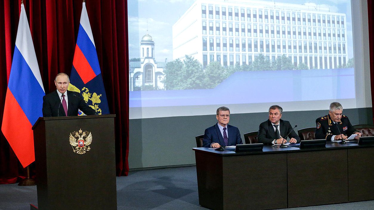 Президент Российской Федерации Владимир Путин, Председатель Государственной Думы Вячеслав Володин, Министр внутренних дел Российской Федерации Владимир Колокольцев и Генеральный прокурор Российской Федерации Юрий Чайка во время заседания. Автор фото: Анна Исакова/Фотослужба Государственной Думы.