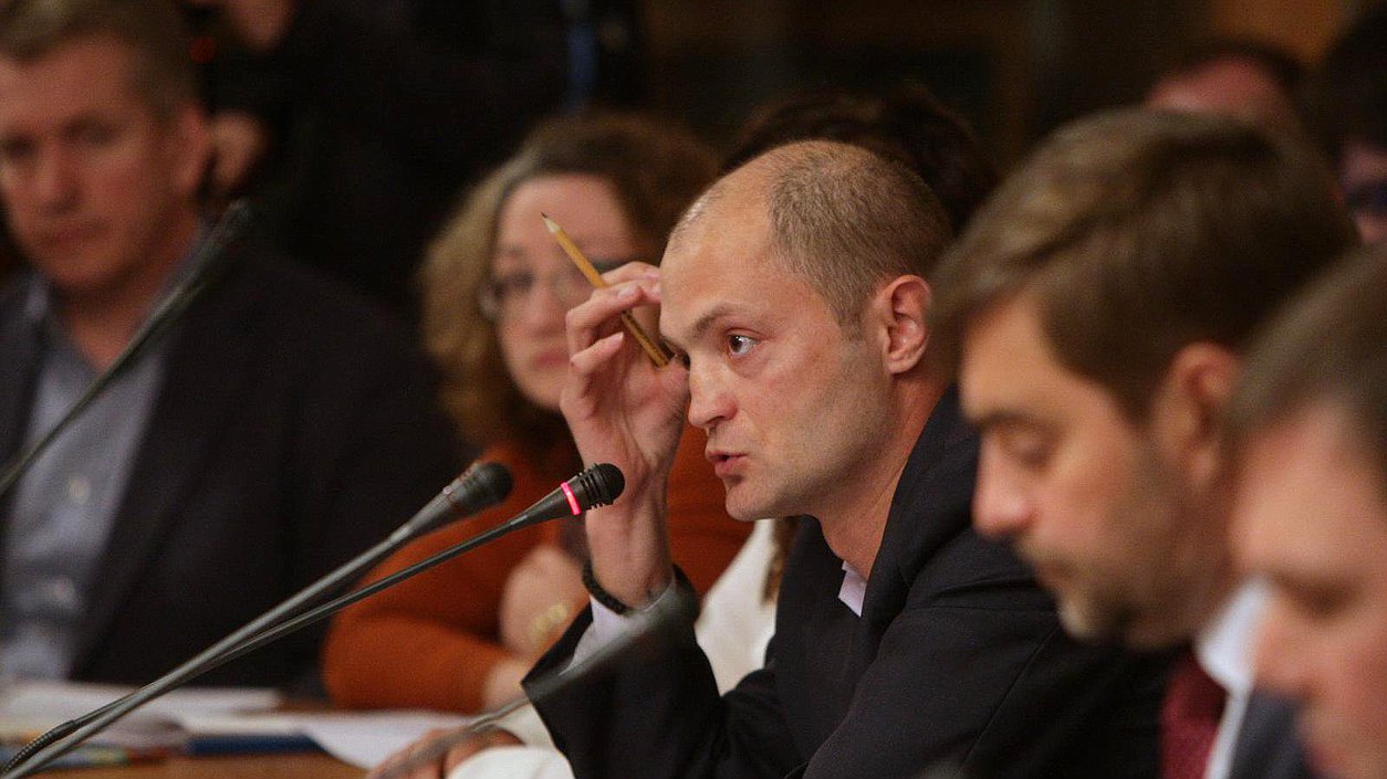   Расширенное заседание Комитета Государственной Думы по информационной политике, информационным технологиям и связи на тему "Работа журналистов в горячих точках: обеспечение безопасности и социальной защищённости". Александр Коц.