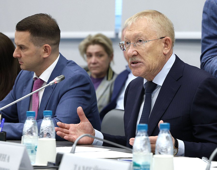 Председатель Комитета по контролю Олег Морозов