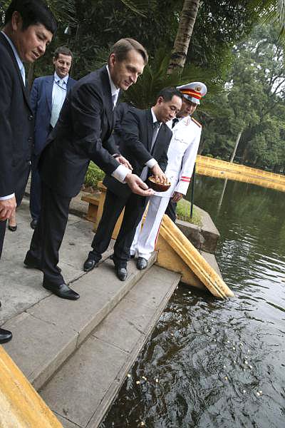 Официальный визит Председателя Государственной Думы Федерального Собрания Российской Федерации Сергея Нарышкина в Социалистическую Республику Вьетнам. Посещение мемориального комплекса Хо Ши Мина.