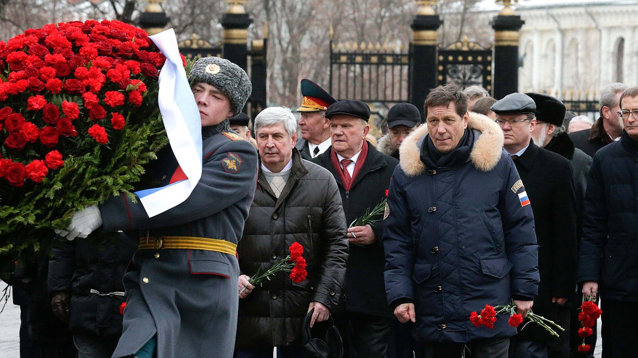 Возложение цветов к могиле неизвестного солдата у кремлёвской стены.