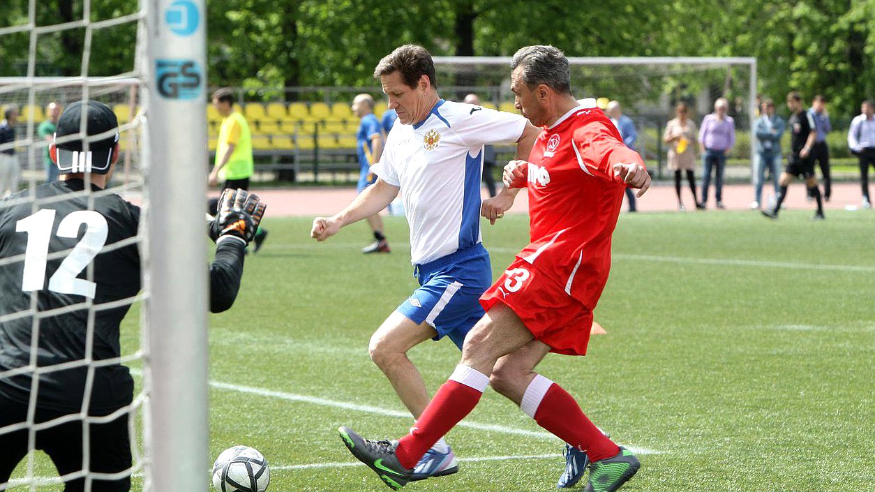  Ежегодный турнир по футболу между командами фракций Государственной Думы. Момент игры.