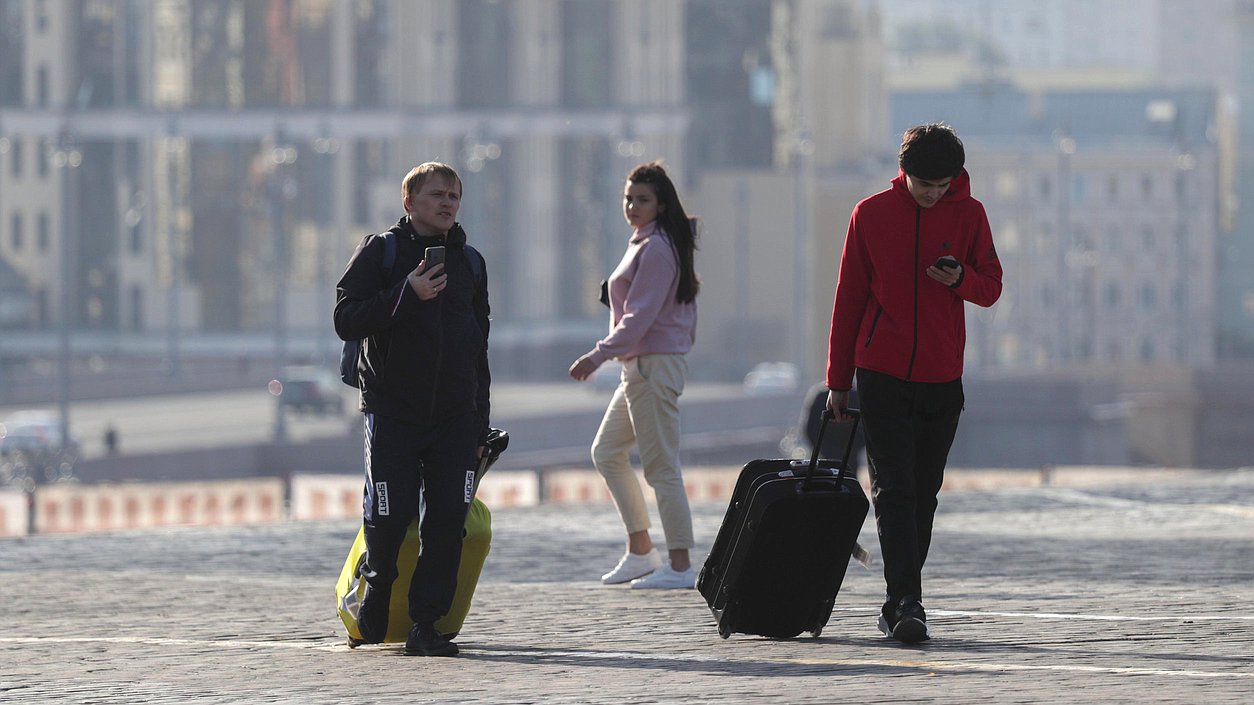 сайт москва красная площадь приезжие туристы чемодан багаж