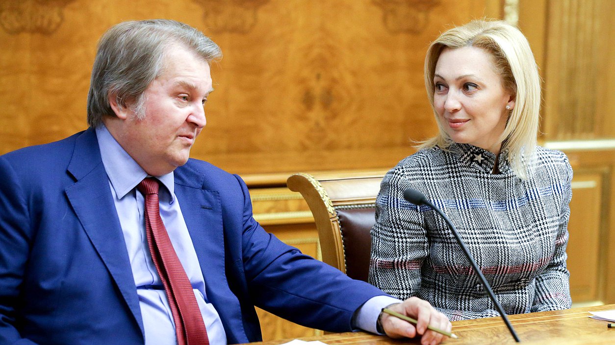 First Deputy Chairman of the Committee on State Building and Legislation Mikhail Emelianov and Deputy Speaker of the State Duma Olga Timofeeva