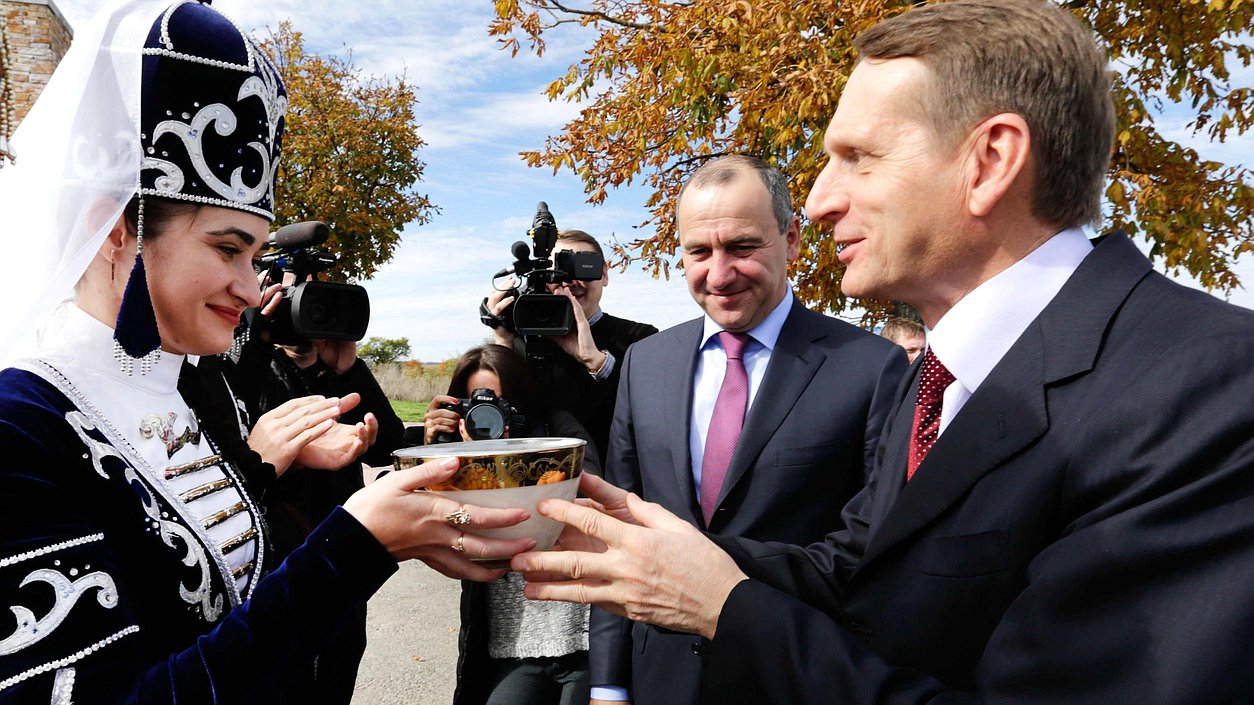   Поездка Председателя Государственной Думы Сергея Нарышкина в Северо-Кавказский федеральный округ. Встреча на границе.
