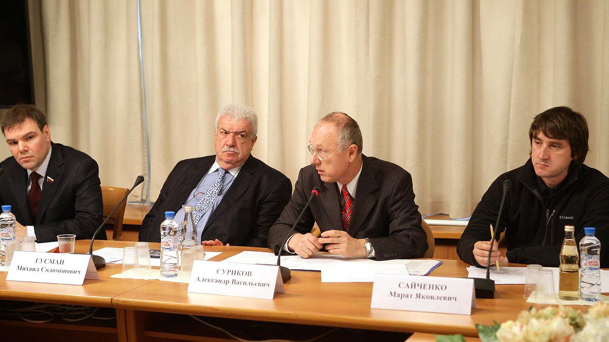   Расширенное заседание Комитета Государственной Думы по информационной политике, информационным технологиям и связи на тему "Работа журналистов в горячих точках: обеспечение безопасности и социальной защищённости". Леонид Левин, Михаил Гусман, Александр Суриков, Марат Сайченко.