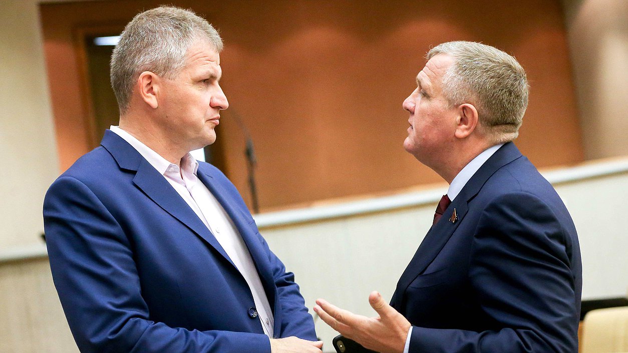 Первый заместитель Председателя Комитета по труду, социальной политике и делам ветеранов Николай Коломейцев и член Комитета по охране здоровья Алексей Куринный