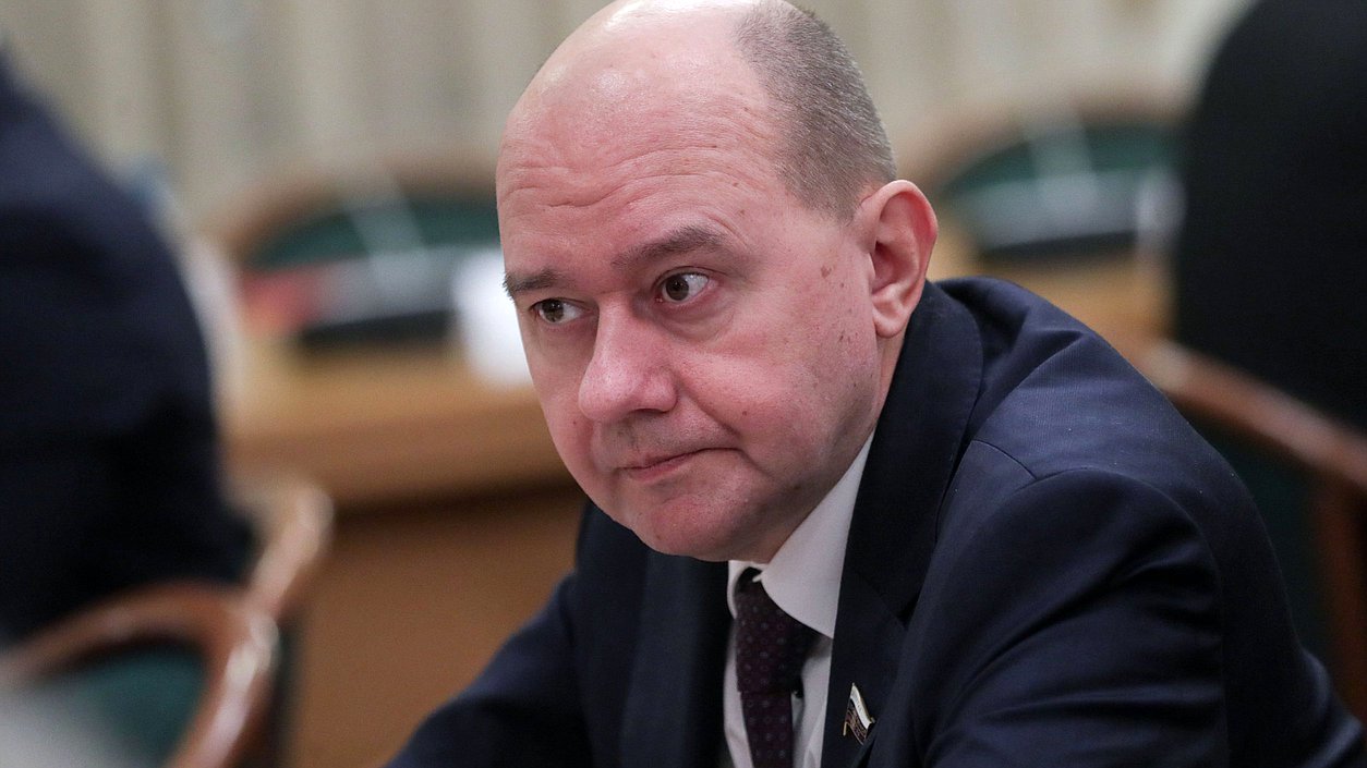 Заместитель Председателя Комитета по развитию гражданского общества, вопросам общественных и религиозных объединений Олег Леонов