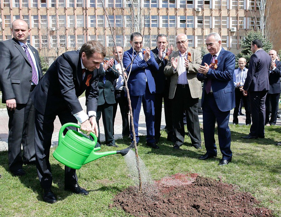 Рабочий визит Председателя Государственной Думы Федерального Собрания Российской Федерации С.Е. Нарышкина в Республику Армения. Посадка деревьев.