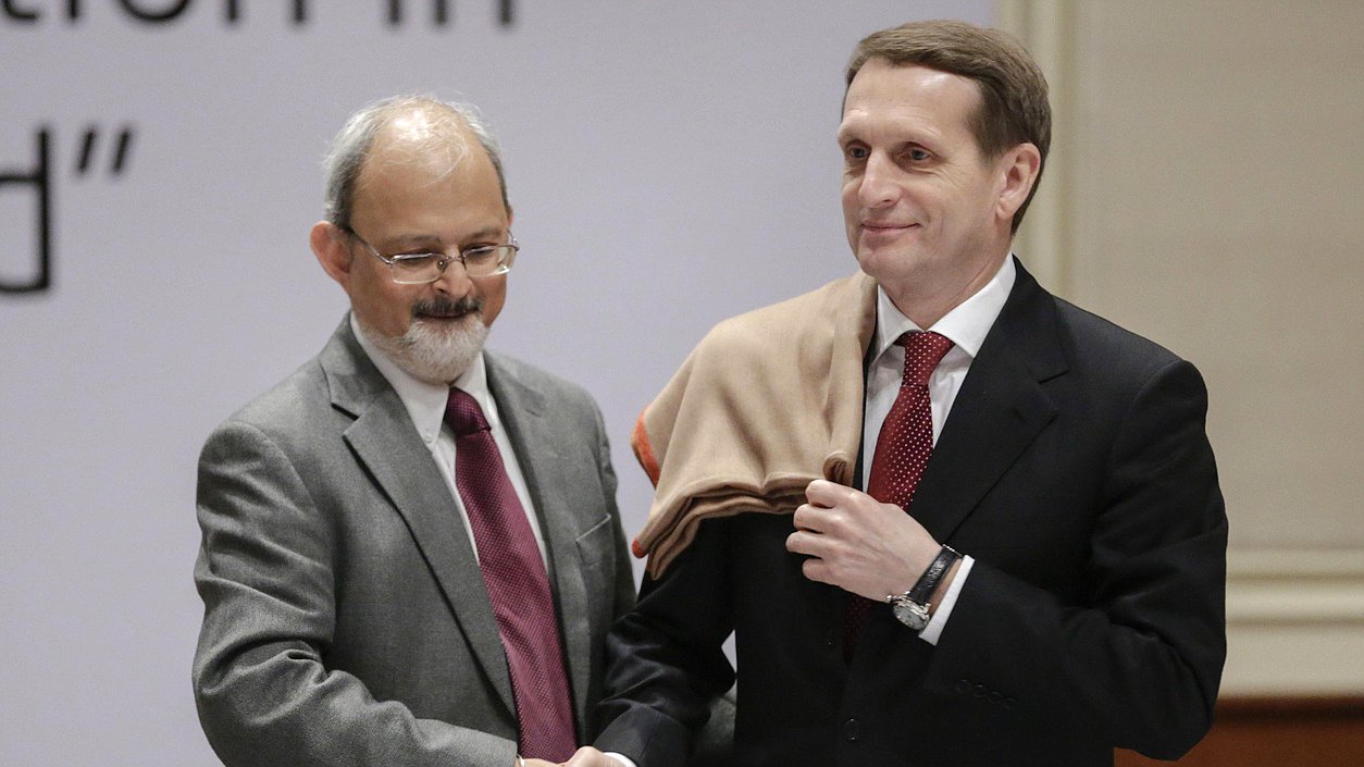 Официальный визит Председателя Государственной Думы Федерального Собрания Российской Федерации С.Е. Нарышкина в Республику Индию. Круглый стол по вопросам российско-индийского сотрудничества в рамках БРИКС. Сергей Нарышкин и Санджая Джоши.