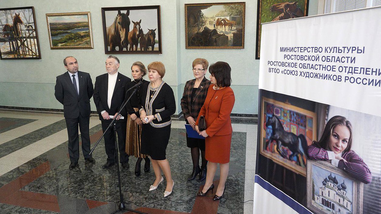 Открытие выставки картин "Донские просторы", члена Союза художников России, заслуженного деятеля искусств Карачаево-Черкесской Республики Олеси Майдибор.