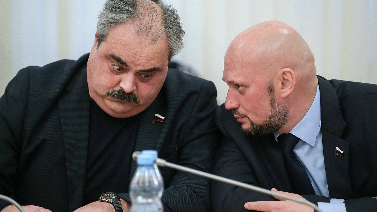 Член Комитета по финансовому рынку Алексей Лященко и член Комитета по экономической политике, промышленности, инновационному развитию и предпринимательству Алексей Веллер